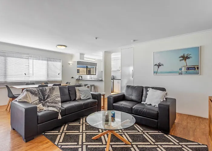 Cosy 2-Bedroom Seaside Unit Steps From Beach