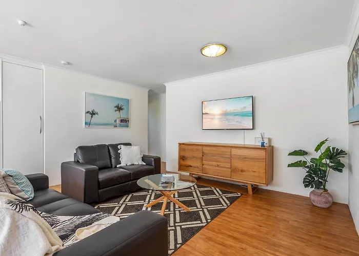 Cosy 2-Bedroom Seaside Unit Steps From Beach