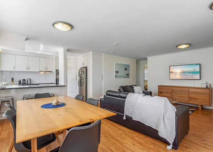 Cosy 2-Bedroom Seaside Unit Steps From Beach