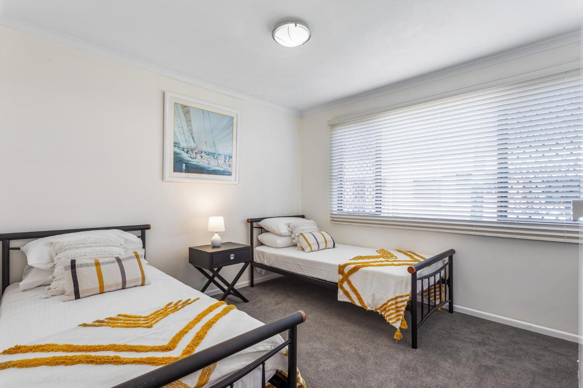 Cosy 2-bedroom Seaside Unit Steps From *