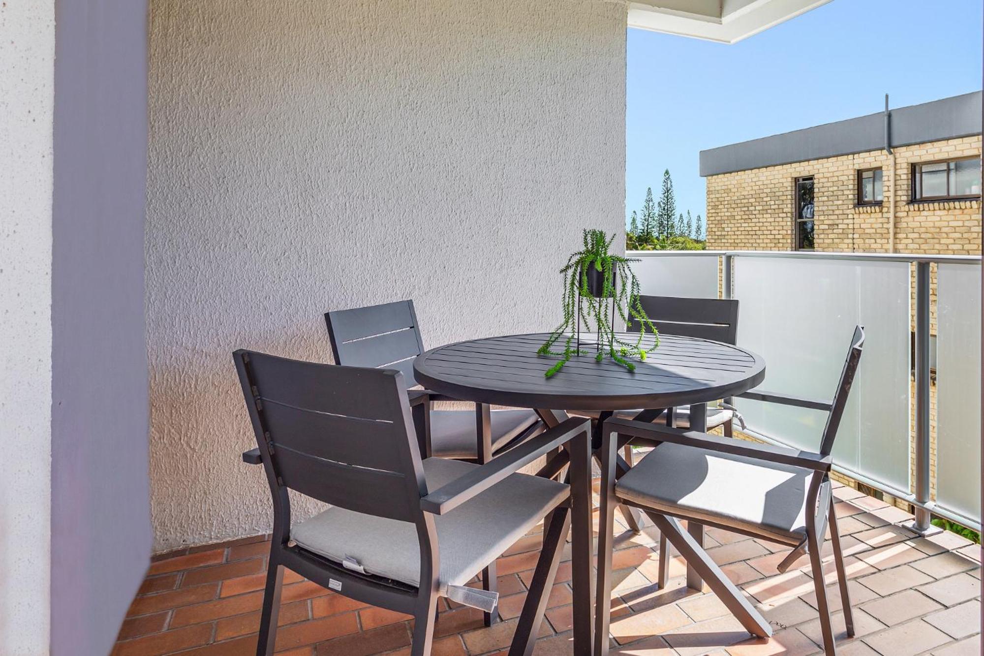 Cosy 2-bedroom Seaside Unit Steps From Apartment