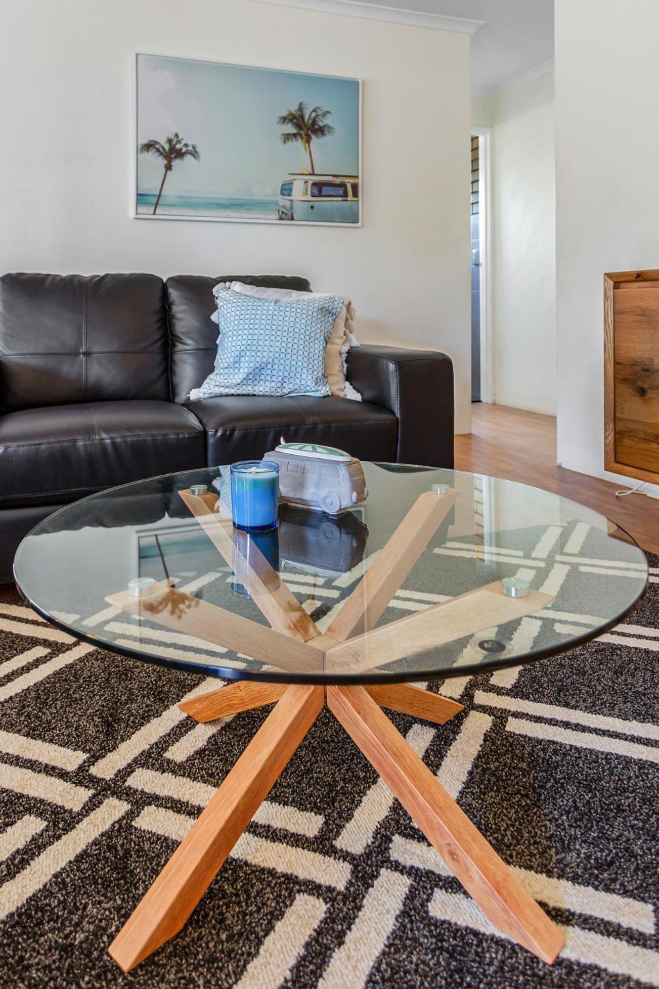 Cosy 2-bedroom Seaside Unit Steps From Apartment